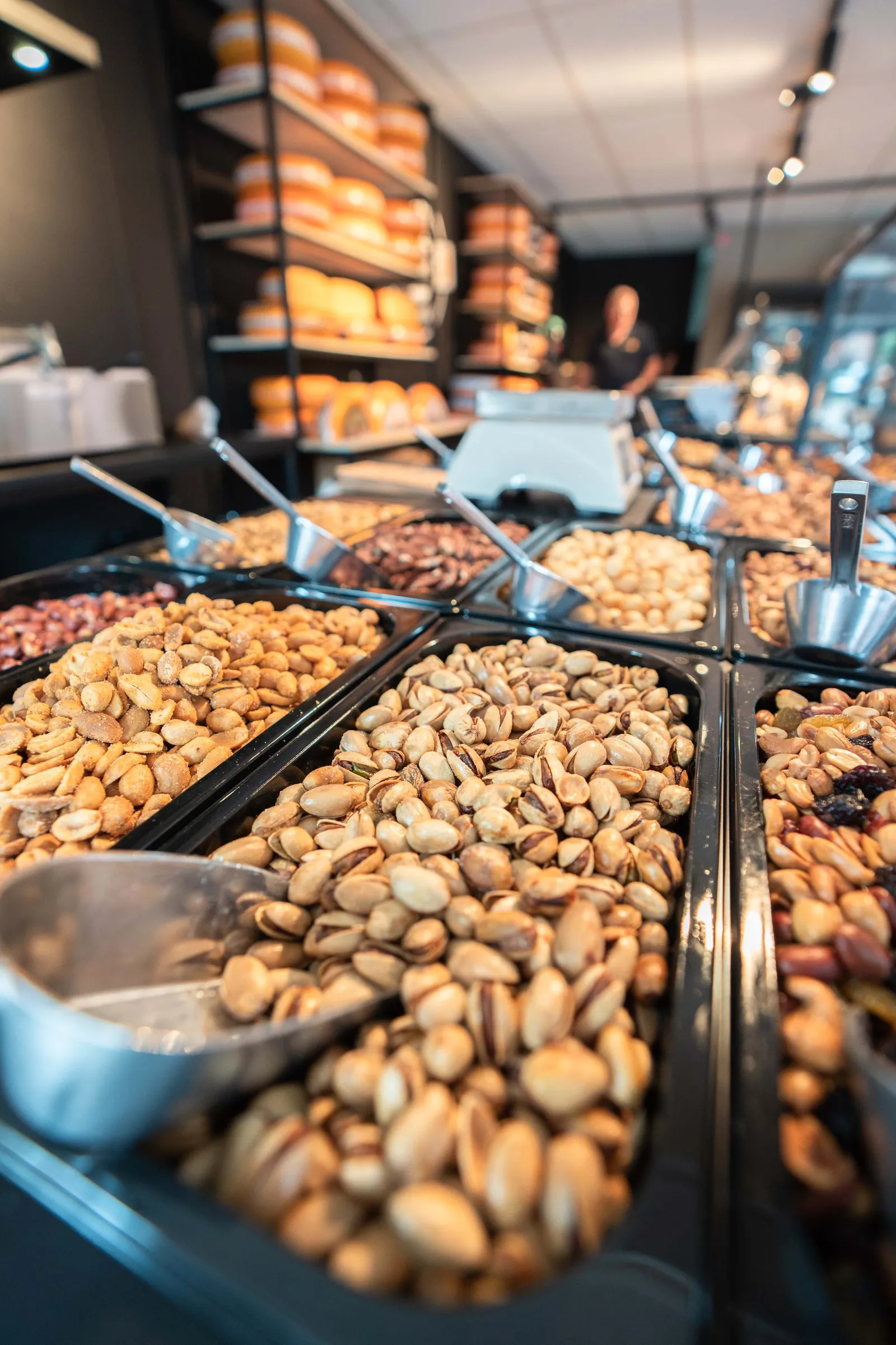 Open bakken met pistachenoten, pinda's en notenmix met scheppen
