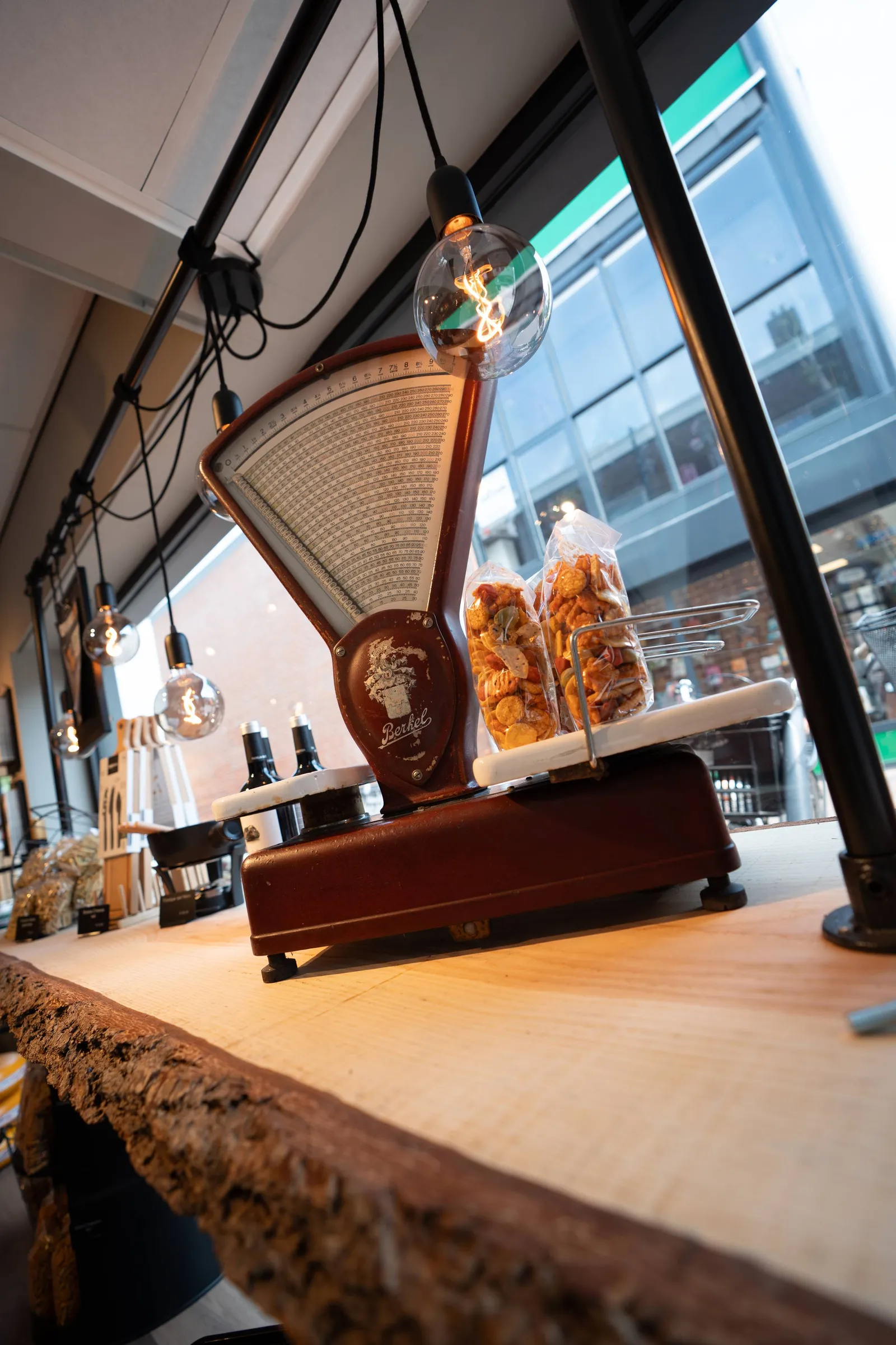 Oude rode Berkel weegschaal op de houten toonbank bij het raam