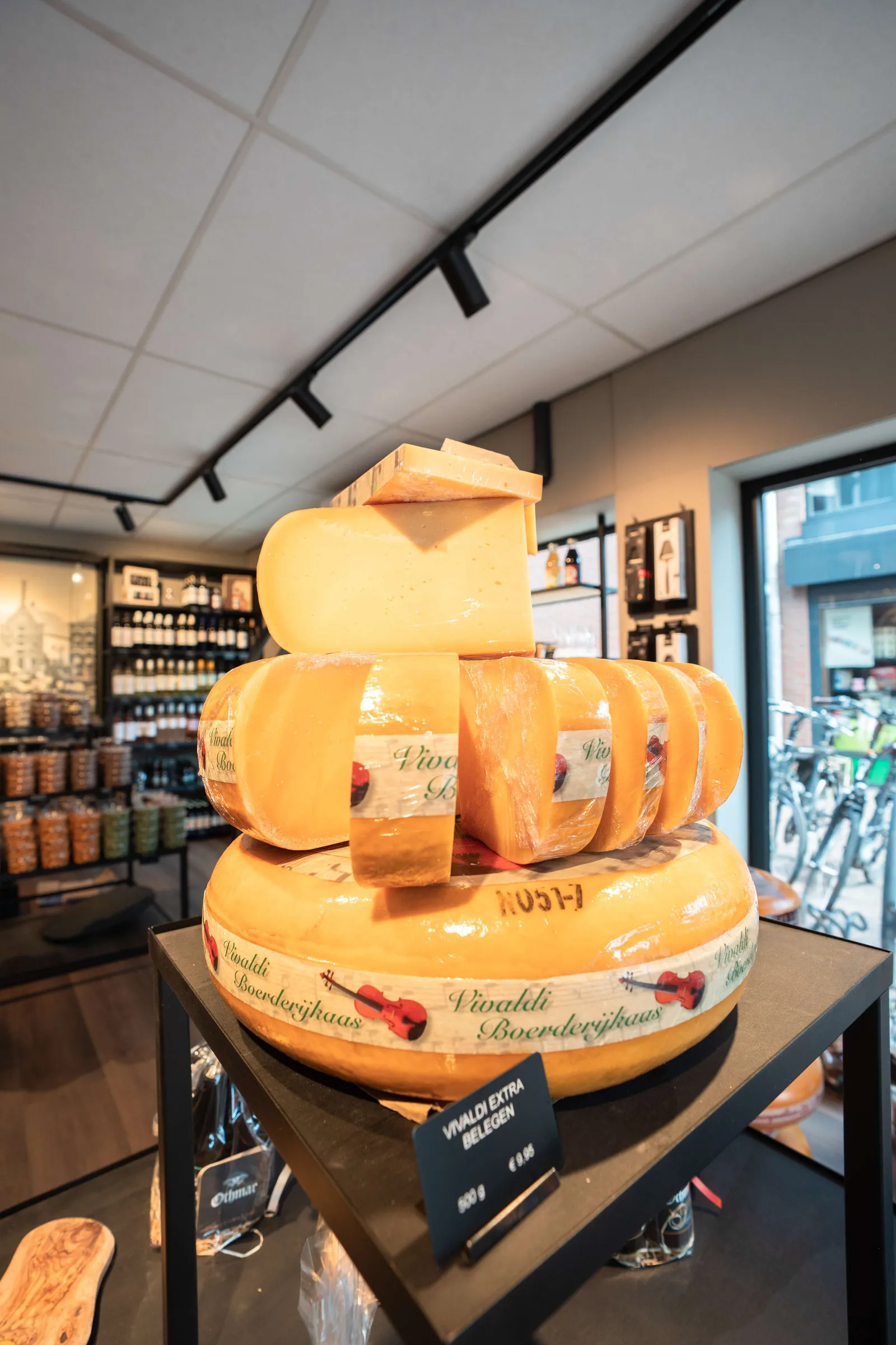 Stapel Vivaldi boerderijkaas extra belegen op de presentatietafel