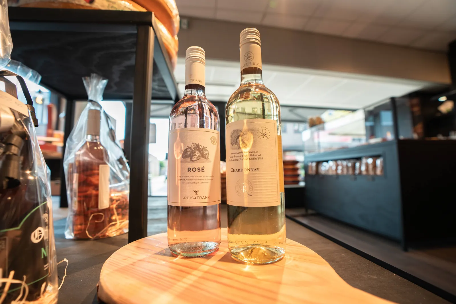 Fles rosé en chardonnay op een houten plank in de winkel